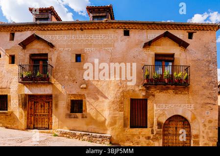 Sgraffito-Fassade an einem alten Steinhaus. Pedraza, Segovia, Castilla y León, Spanien, Europa Stockfoto