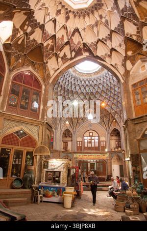 Innenszenen des historischen überdachten Basars in Tabriz, Iran, zeigen das tägliche Leben, traditionellen Handel und alte persische Architektur. Stockfoto