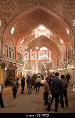 Innenszenen des historischen überdachten Basars in Tabriz, Iran, zeigen das tägliche Leben, traditionellen Handel und alte persische Architektur. Stockfoto