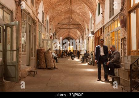 Innenszenen des historischen überdachten Basars in Tabriz, Iran, zeigen das tägliche Leben, traditionellen Handel und alte persische Architektur. Stockfoto