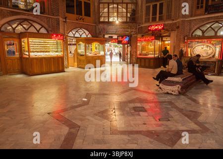 Innenszenen des historischen überdachten Basars in Tabriz, Iran, zeigen das tägliche Leben, traditionellen Handel und alte persische Architektur. Stockfoto