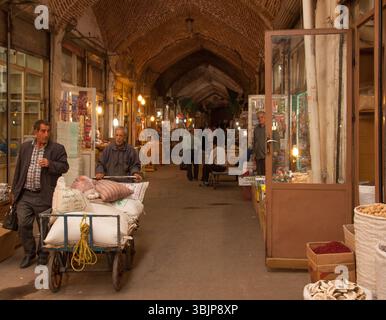 Innenszenen des historischen überdachten Basars in Tabriz, Iran, zeigen das tägliche Leben, traditionellen Handel und alte persische Architektur. Stockfoto
