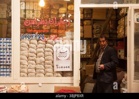 Innenszenen des historischen überdachten Basars in Tabriz, Iran, zeigen das tägliche Leben, traditionellen Handel und alte persische Architektur. Stockfoto