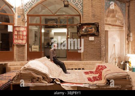 Innenszenen des historischen überdachten Basars in Tabriz, Iran, zeigen das tägliche Leben, traditionellen Handel und alte persische Architektur. Stockfoto