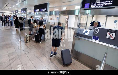 Zaventem, Belgien. Juni 2025. Fluggäste, die bei der Grenzpasskontrolle bei der Vorstellung des Sommerplans der Luftpolizei am Flughafen Brüssel in Zaventem am Montag, den 16. Juni 2025, abgebildet wurden. BELGA FOTO BENOIT DOPPAGNE Credit: Belga News Agency/Alamy Live News Stockfoto