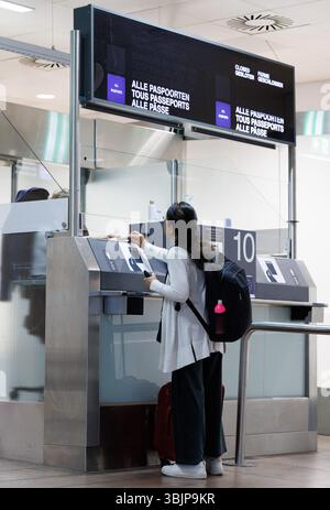 Zaventem, Belgien. Juni 2025. Fluggäste, die bei der Grenzpasskontrolle bei der Vorstellung des Sommerplans der Luftpolizei am Flughafen Brüssel in Zaventem am Montag, den 16. Juni 2025, abgebildet wurden. BELGA FOTO BENOIT DOPPAGNE Credit: Belga News Agency/Alamy Live News Stockfoto