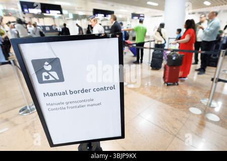 Zaventem, Belgien. Juni 2025. Fluggäste, die bei der Grenzpasskontrolle bei der Vorstellung des Sommerplans der Luftpolizei am Flughafen Brüssel in Zaventem am Montag, den 16. Juni 2025, abgebildet wurden. BELGA FOTO BENOIT DOPPAGNE Credit: Belga News Agency/Alamy Live News Stockfoto