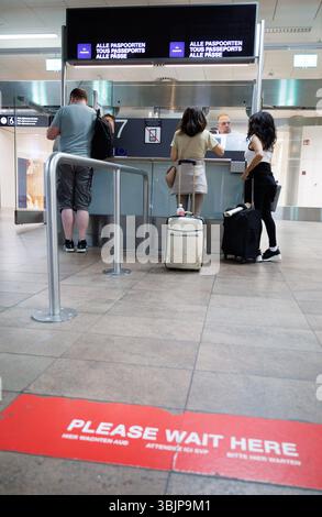 Zaventem, Belgien. Juni 2025. Fluggäste, die bei der Grenzpasskontrolle bei der Vorstellung des Sommerplans der Luftpolizei am Flughafen Brüssel in Zaventem am Montag, den 16. Juni 2025, abgebildet wurden. BELGA FOTO BENOIT DOPPAGNE Credit: Belga News Agency/Alamy Live News Stockfoto