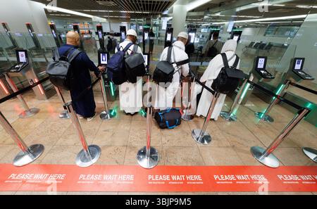 Zaventem, Belgien. Juni 2025. Fluggäste, die bei der Grenzpasskontrolle bei der Vorstellung des Sommerplans der Luftpolizei am Flughafen Brüssel in Zaventem am Montag, den 16. Juni 2025, abgebildet wurden. BELGA FOTO BENOIT DOPPAGNE Credit: Belga News Agency/Alamy Live News Stockfoto