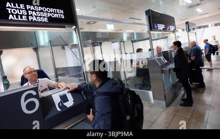 Zaventem, Belgien. Juni 2025. Fluggäste, die bei der Grenzpasskontrolle bei der Vorstellung des Sommerplans der Luftpolizei am Flughafen Brüssel in Zaventem am Montag, den 16. Juni 2025, abgebildet wurden. BELGA FOTO BENOIT DOPPAGNE Credit: Belga News Agency/Alamy Live News Stockfoto