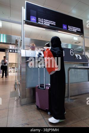 Zaventem, Belgien. Juni 2025. Fluggäste, die bei der Grenzpasskontrolle bei der Vorstellung des Sommerplans der Luftpolizei am Flughafen Brüssel in Zaventem am Montag, den 16. Juni 2025, abgebildet wurden. BELGA FOTO BENOIT DOPPAGNE Credit: Belga News Agency/Alamy Live News Stockfoto