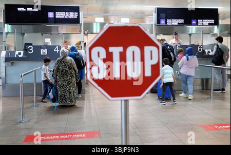 Zaventem, Belgien. Juni 2025. Fluggäste, die bei der Grenzpasskontrolle bei der Vorstellung des Sommerplans der Luftpolizei am Flughafen Brüssel in Zaventem am Montag, den 16. Juni 2025, abgebildet wurden. BELGA FOTO BENOIT DOPPAGNE Credit: Belga News Agency/Alamy Live News Stockfoto