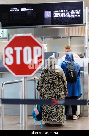 Zaventem, Belgien. Juni 2025. Fluggäste, die bei der Grenzpasskontrolle bei der Vorstellung des Sommerplans der Luftpolizei am Flughafen Brüssel in Zaventem am Montag, den 16. Juni 2025, abgebildet wurden. BELGA FOTO BENOIT DOPPAGNE Credit: Belga News Agency/Alamy Live News Stockfoto