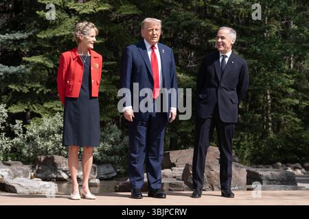 US-Präsident Donald Trump posiert für ein Foto mit Diana Fox Carney und Premierminister von Kanada Mark Carney, als er beim G7-Gipfel in Kananaskis, Alberta, Kanada, ankommt. Bilddatum: Montag, 16. Juni 2025. Stockfoto