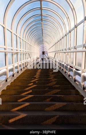 Tunnel mit Treppe nach oben Stockfoto
