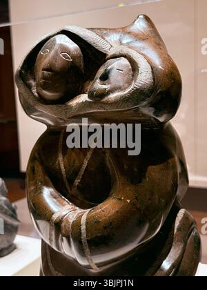 Inuit-Kunst aus der Ausstellung „Voices of the Arctic“, Eiteljorg Museum of American Indians and Western Art, Indianapolis, Indiana, USA Stockfoto
