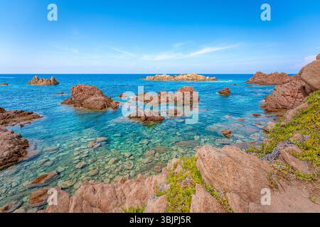 Die felsige Küste trifft auf kristallklares türkisfarbenes Wasser und schafft eine ruhige Meereslandschaft. Sardinien Stockfoto