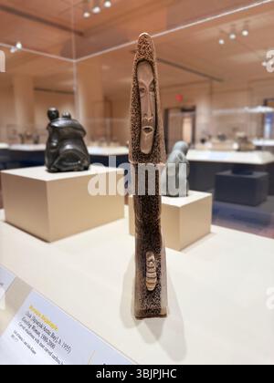 „Kniende Frau“ von Manasie Akpaliapik (Inuk-Künstler), aus der Ausstellung „Stimmen der Arktis“, Eiteljorg Museum, Indianapolis Stockfoto