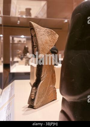 „Kniende Frau“ von Manasie Akpaliapik (Inuk-Künstler), aus der Ausstellung „Stimmen der Arktis“, Eiteljorg Museum, Indianapolis Stockfoto