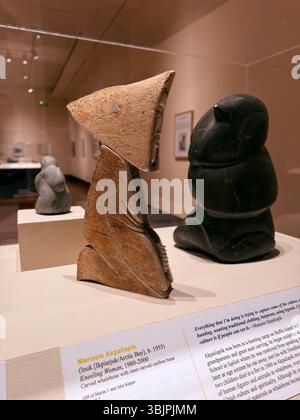 „Kniende Frau“ von Manasie Akpaliapik (Inuk-Künstler), aus der Ausstellung „Stimmen der Arktis“, Eiteljorg Museum, Indianapolis Stockfoto
