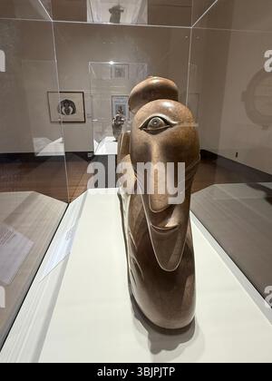 Inuit-Kunst aus der Ausstellung „Voices of the Arctic“, Eiteljorg Museum of American Indians and Western Art, Indianapolis, Indiana, USA Stockfoto