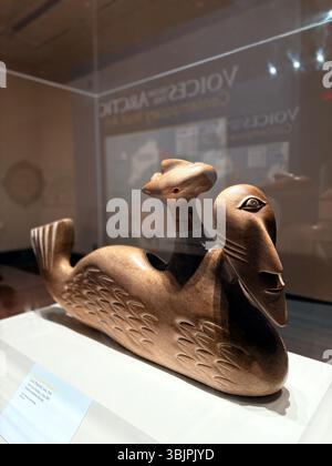 Inuit-Kunst aus der Ausstellung „Voices of the Arctic“, Eiteljorg Museum of American Indians and Western Art, Indianapolis, Indiana, USA Stockfoto