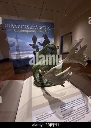 Inuit-Kunst aus der Ausstellung „Voices of the Arctic“, Eiteljorg Museum of American Indians and Western Art, Indianapolis, Indiana, USA Stockfoto