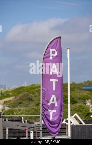 Schild für Hot Chips Pommes am Meer und an der Küste mit Dünen und Menschen im Hintergrund Stockfoto