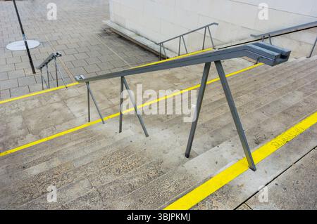 Moderne Treppe mit gelber Linie Stockfoto