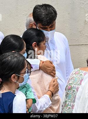 Ahmedabad, Indien. Januar 2020. AHMEDABAD, INDIEN – 16. JUNI: Rushab Rupani, Sohn des ehemaligen Ministerpräsidenten Vijay Rupani, tröstete seine Mutter Anjani Rupani, als sie am 16. Juni 2025 in Ahmedabad, Indien, die Leiche von Vijay Rupani erhielt. Der ehemalige Chief Miniser Vijay Rupani war Opfer des Flugzeugabsturzes von Air India, bei dem rund 260 Menschen ums Leben kamen, als ein Air India-Flug nach London kurz nach dem Start vom Flughafen Ahmedabad abstürzte. (Foto: Raju Shinde/Hindustan Times/SIPA USA) Credit: SIPA USA/Alamy Live News Stockfoto