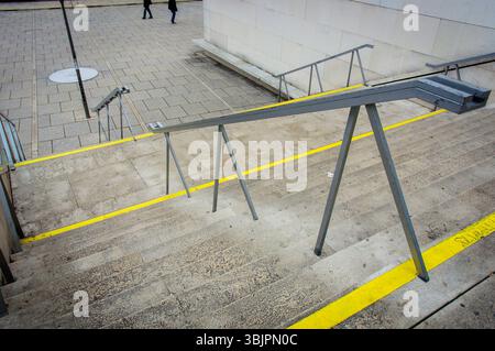 Moderne Treppen mit gelbem Linienwinkel Stockfoto