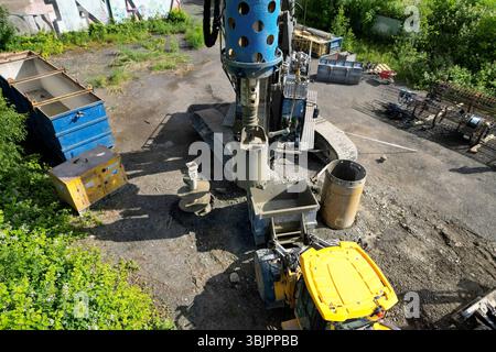 Luftaufnahme. Die Siegtalbrücke der Autobahn A45 in Siegen-Eiserfeld. Pfahlprobebelastung. Mit Bohrungen wird die Beschaffenheit des Bodens unter der Autobahnbrücke geprueft geprüft. Mit dem Neubau der Siegtalbrücke die 1976 fertiggestellt wurde soll es fruehestens frühestens 2027 los gehen. Autobahnbrücke am 16.06.2025 in Siegen/Deutschland. *** Luftaufnahme Siegtaler Brücke Siegtaler Brücke der Autobahn A45 in Siegen Eiserfeld Pfahlprüflast der Zustand des Bodens unter der Autobahnbrücke wird mit Bohrungen der n getestet Stockfoto