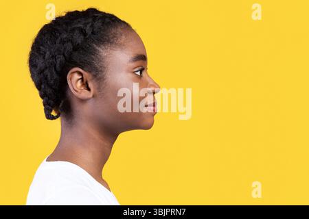 Profil Porträt Von Black Young Lady Posiert Über Gelben Hintergrund Stockfoto