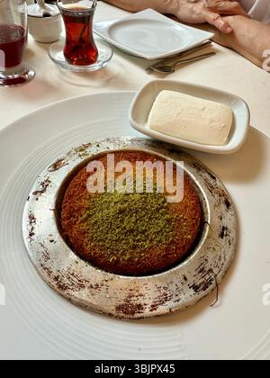 Süßigkeiten aus dem Nahen Osten Kunefe kunafa kadayif mit Pistazien türkisches arabisches traditionelles Dessert mit Eis Stockfoto