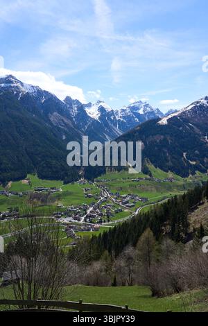 Kampl, Österreich - 19. April 2025 - eine kleine Stadt in einem Alpental zur Osterzeit Stockfoto