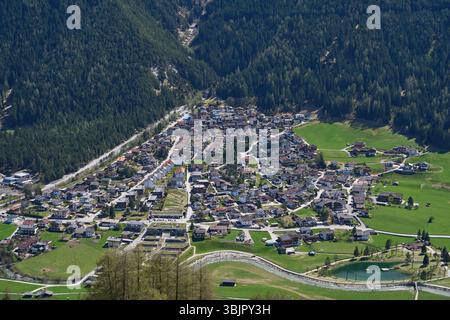 Kampl, Österreich - 19. April 2025 - eine kleine Stadt in einem Alpental zur Osterzeit Stockfoto