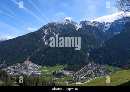 Kampl, Österreich - 19. April 2025 - eine kleine Stadt in einem Alpental zur Osterzeit Stockfoto