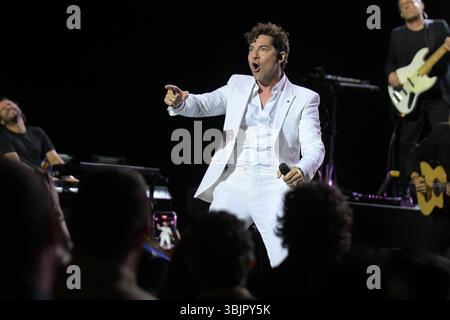 Miami Beach, Florida, USA. Juni 2025. David Bisbal tritt live auf der Bühne während der „Back in the USA 2025“-Tour im Fillmore Miami Beach im Jackie Gleason Theater am 14. Juni 2025 in Miami Beach, Florida, auf. Quelle: Mpi10/Media Punch/Alamy Live News Stockfoto