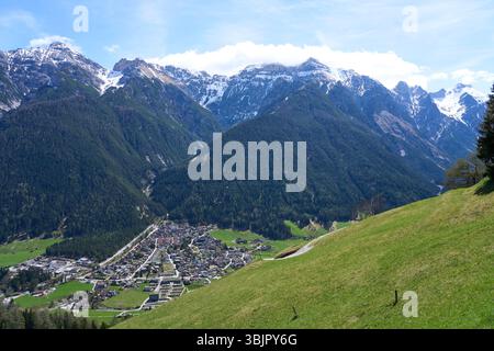 Kampl, Österreich - 19. April 2025 - eine kleine Stadt in einem Alpental zur Osterzeit Stockfoto