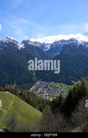 Kampl, Österreich - 19. April 2025 - eine kleine Stadt in einem Alpental zur Osterzeit Stockfoto