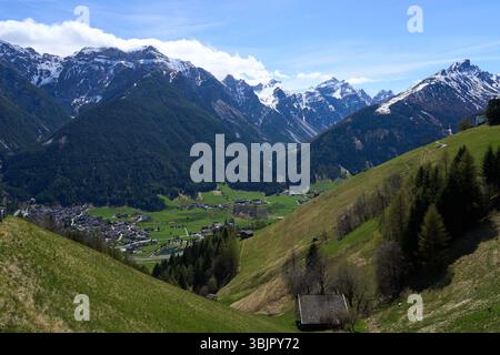 Kampl, Österreich - 19. April 2025 - eine kleine Stadt in einem Alpental zur Osterzeit Stockfoto