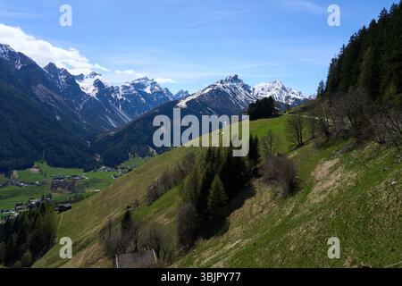Kampl, Österreich - 19. April 2025 - eine kleine Stadt in einem Alpental zur Osterzeit Stockfoto