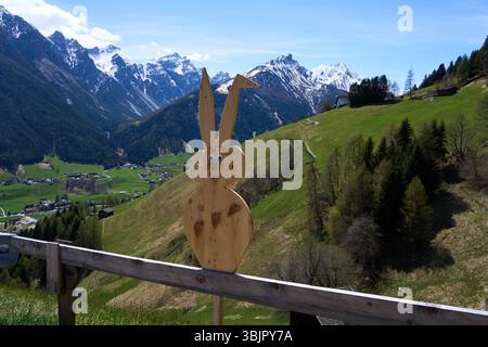 Kampl, Österreich - 19. April 2025 - eine kleine Stadt in einem Alpental zur Osterzeit Stockfoto