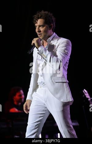 Miami Beach, Florida, USA. Juni 2025. David Bisbal tritt live auf der Bühne während der „Back in the USA 2025“-Tour im Fillmore Miami Beach im Jackie Gleason Theater am 14. Juni 2025 in Miami Beach, Florida, auf. Quelle: Mpi10/Media Punch/Alamy Live News Stockfoto