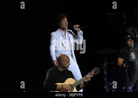 Miami Beach, Florida, USA. Juni 2025. David Bisbal tritt live auf der Bühne während der „Back in the USA 2025“-Tour im Fillmore Miami Beach im Jackie Gleason Theater am 14. Juni 2025 in Miami Beach, Florida, auf. Quelle: Mpi10/Media Punch/Alamy Live News Stockfoto