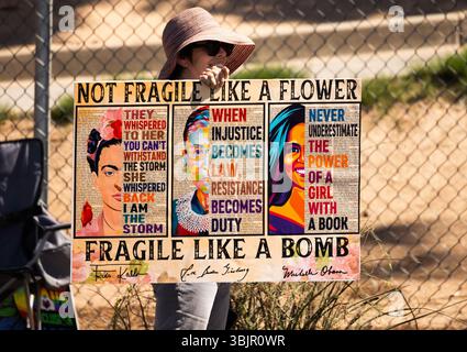 Demonstranten in Tucson, Arizona, versammeln sich am No King’s Day mit Schildern gegen Trump und die Feier der kolonialen Vermächtnisse. Stockfoto