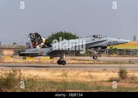 Die spanische Luftwaffe McDonnell Douglas EF-18A Hornet startet am Flughafen Murcia San Javier, Murcia, Spanien. Militärflugplatz. Ala 12 lackierter Schwanz Stockfoto