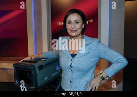 Sandra Maischberger in der ARD-Talkshow 'maischberger' im WDR Studio B. Köln, 17.12.2024 Stockfoto