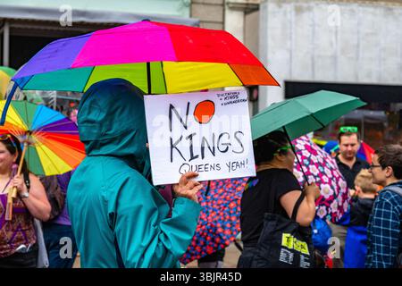 Boston, MA, USA-14. Juni 2025: Menschen nehmen an der landesweiten No Kings Anti-Trumpf-Protest- und Pride-Parade Teil. Stockfoto