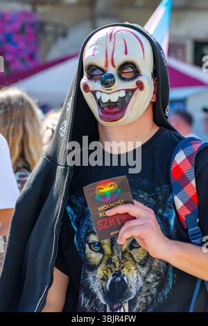 Teilnehmer mit Clownmaske und Equality-Broschüre; Warschauer Pride Parade in Warschau, Woiwodschaft Masowien, Polen; Juni 2025 Stockfoto